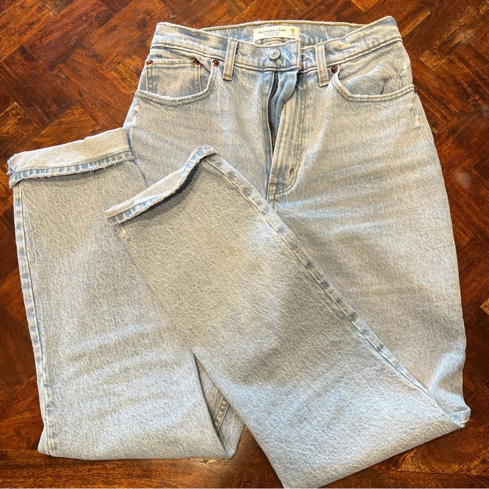 Abercrombie Curve Love 90’s Straight Ultra High Rise